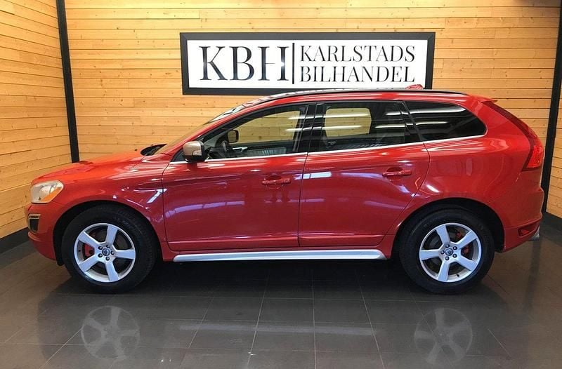 Röd Begagnad 2013 Volvo XC60 R-Design SUV | 119 900 kr (Marknadspris) - Bild 1/4