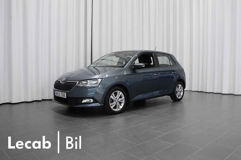 Grå (quartz grey metallic) Begagnad 2021 Skoda Fabia Halvkombi | 134 500 kr (Marknadspris) - Bild 1/4