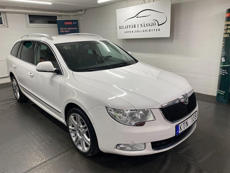 Vit Begagnad 2010 Skoda Superb Elegance Kombi | 39 900 kr (Marknadspris) - Bild 1/4