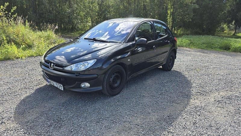 Svart Begagnad 2005 Peugeot 206 Halvkombi | 10 000 kr (Superpris) - Bild 1/4