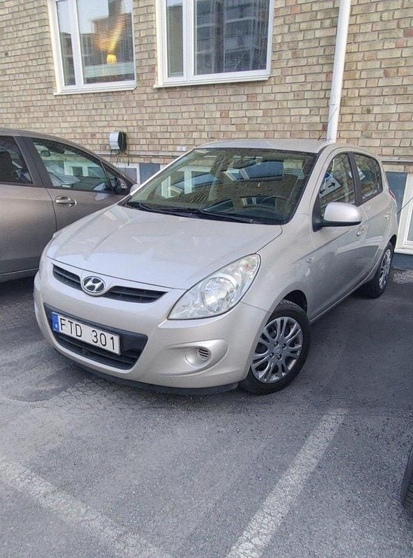 Silver Begagnad 2009 Hyundai i20 Select Halvkombi | 29 000 kr (Marknadspris) - Bild 1/4