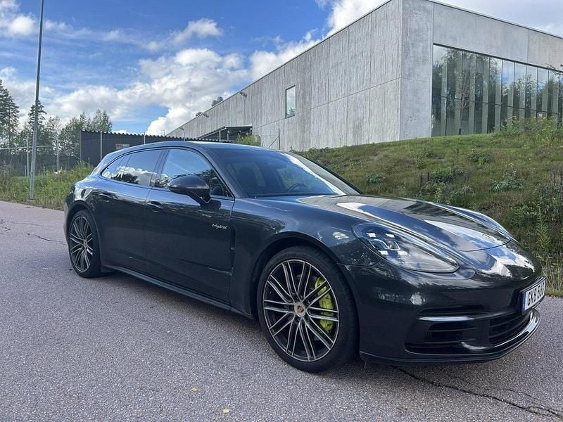 Grå Begagnad 2018 Porsche Panamera 4 Sport Turismo Sedan | 620 000 kr (Bra pris) - Bild 1/4