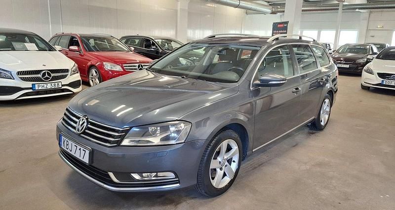 Ljusgrå (grå) Begagnad 2013 VW Passat Kombi | 85 000 kr (Marknadspris) - Bild 1/4