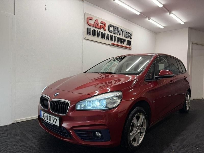 Röd Begagnad 2015 BMW 218 Sport Line Minibuss | 99 900 kr - Bild 1/4