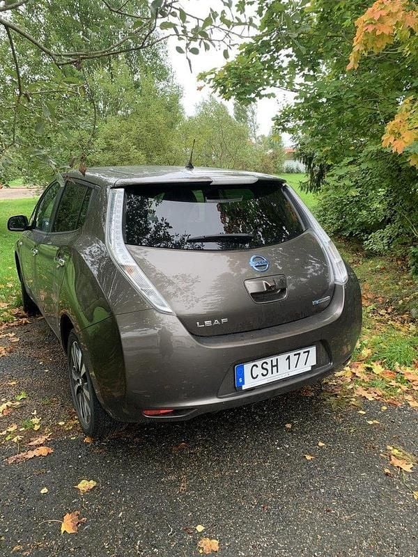 Brun Begagnad 2016 Nissan Leaf Halvkombi | 75 000 kr (Marknadspris) - Bild 1/4