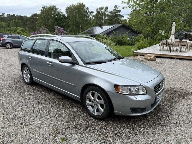 Silver Begagnad 2009 Volvo V50 Summum Kombi | 39 995 kr (Marknadspris) - Bild 1/4