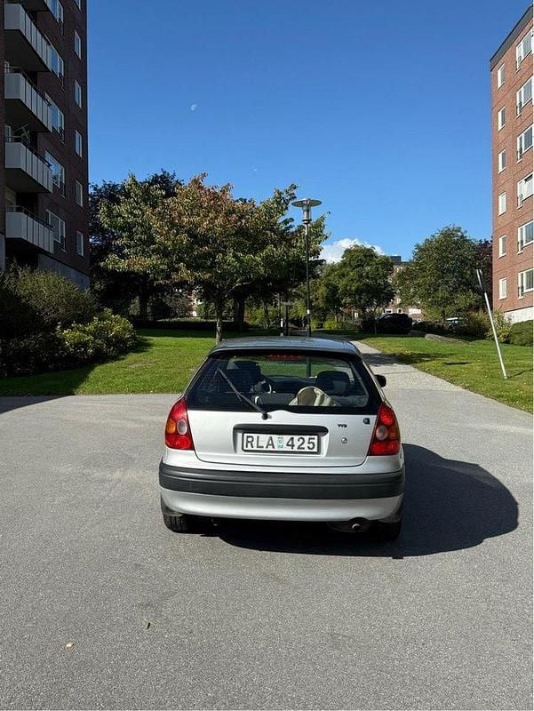 Grå Begagnad 2000 Toyota Corolla Halvkombi | 26 000 kr (Marknadspris) - Bild 1/4
