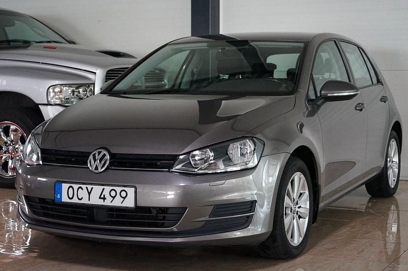 Grå Begagnad 2016 VW Golf VII Halvkombi | 89 500 kr (Bra pris) - Bild 1/4