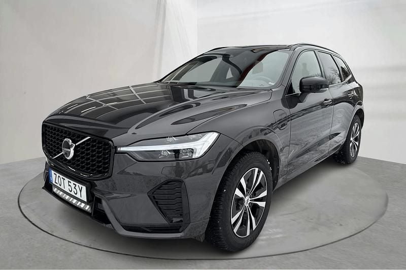 Grå Begagnad 2024 Volvo XC60 Plus SUV | 434 900 kr (Marknadspris) - Bild 1/4