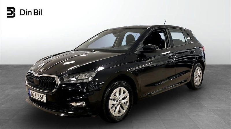 Svart (black magic pärleffekt me) Begagnad 2025 Skoda Fabia Selection Halvkombi | 224 900 kr (Marknadspris) - Bild 1/4