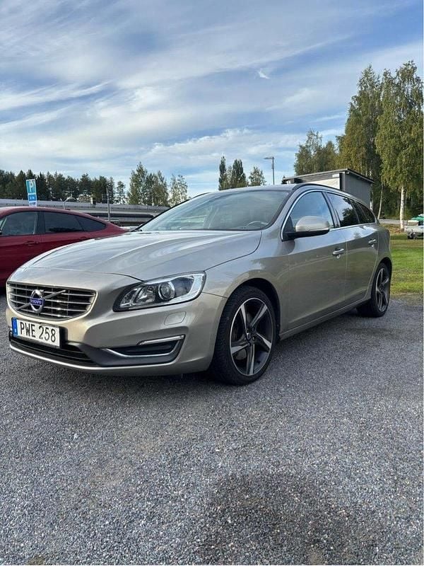 Brun Begagnad 2015 Volvo V60 Momentum Kombi | 170 000 kr (Marknadspris) - Bild 1/4