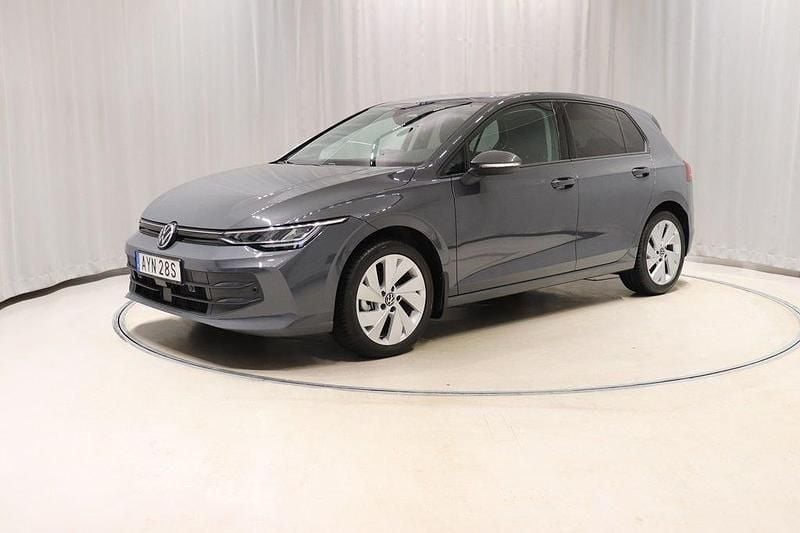 Mörkgrå Begagnad 2024 VW Golf VIII Kombi | 304 800 kr (Marknadspris) - Bild 1/4