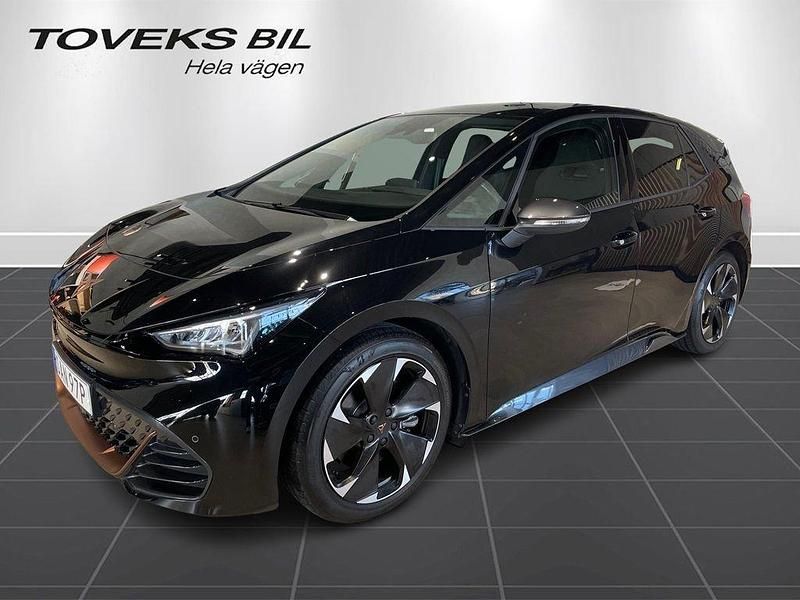 Svart (mythosschwarz) Begagnad 2025 Cupra Born e-Boost Halvkombi | 349 900 kr (Marknadspris) - Bild 1/4