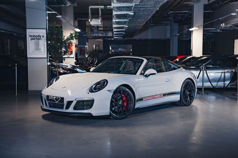 Ljusgrå (grå) Begagnad 2018 Porsche 911 Targa 4 Cab | 1 395 000 kr - Bild 1/4