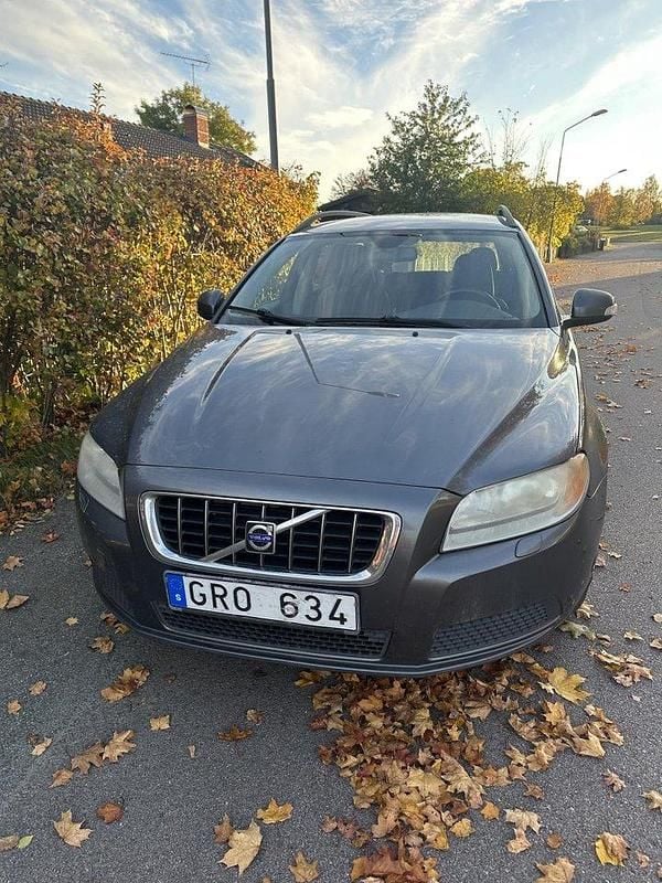 Grå Begagnad 2008 Volvo V70 Kinetic Kombi | 29 000 kr (Superpris) - Bild 1/4