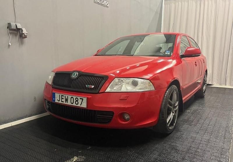 Röd Begagnad 2009 Skoda Octavia RS Halvkombi | 25 900 kr (Marknadspris) - Bild 1/4