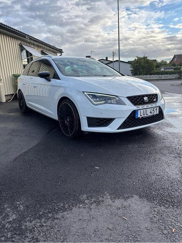 Vit Begagnad 2015 Cupra Leon Kombi | 160 000 kr (Marknadspris) - Bild 1/4
