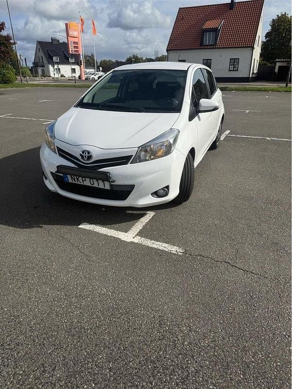 Vit Begagnad 2014 Toyota Yaris Edition Halvkombi | 69 000 kr (Bra pris) - Bild 1/4
