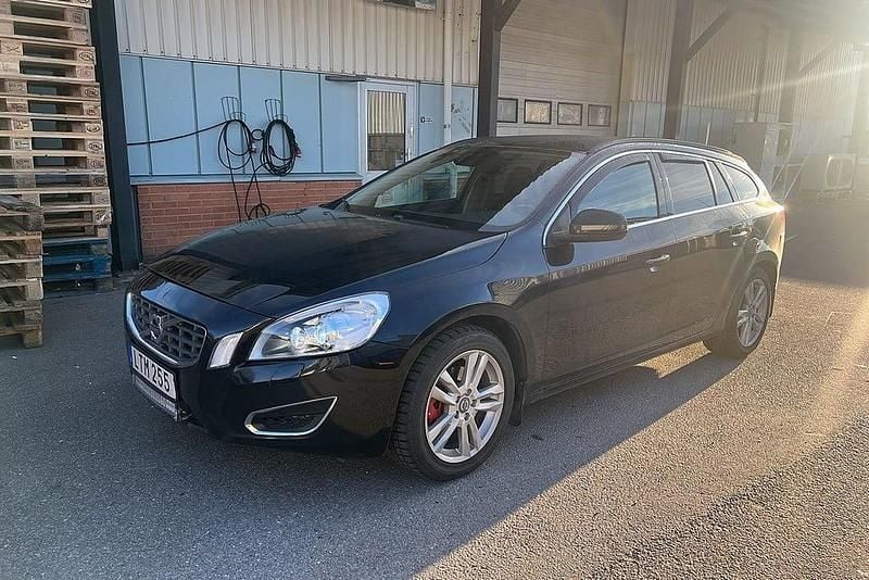 Svart Begagnad 2011 Volvo V60 Momentum Kombi | 59 900 kr (Marknadspris) - Bild 1/4
