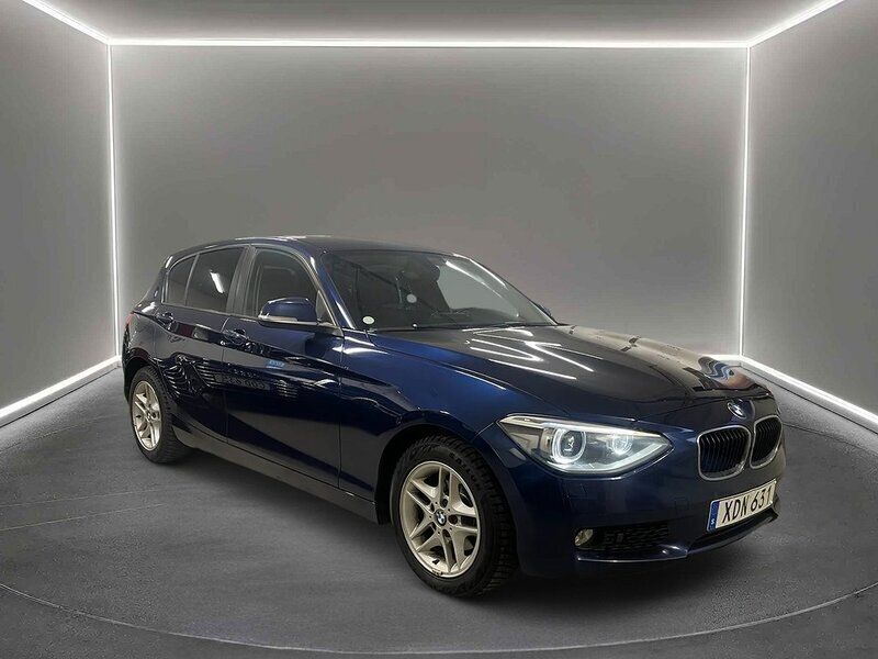Blå Begagnad 2014 BMW 118 Halvkombi | 109 900 kr (Marknadspris) - Bild 1/4