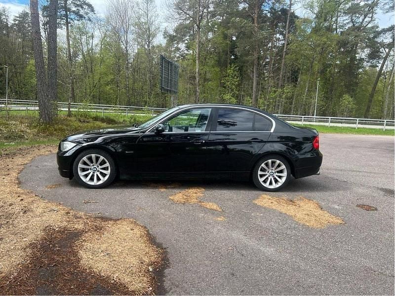 Svart Begagnad 2008 BMW 330 Sedan | 65 000 kr (Lite dyr) - Bild 1/4