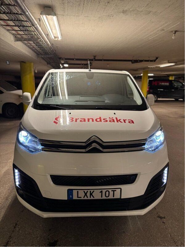 Vit Begagnad 2021 Citroën e-Jumpy Minibuss | 269 000 kr (Lite dyr) - Bild 1/4