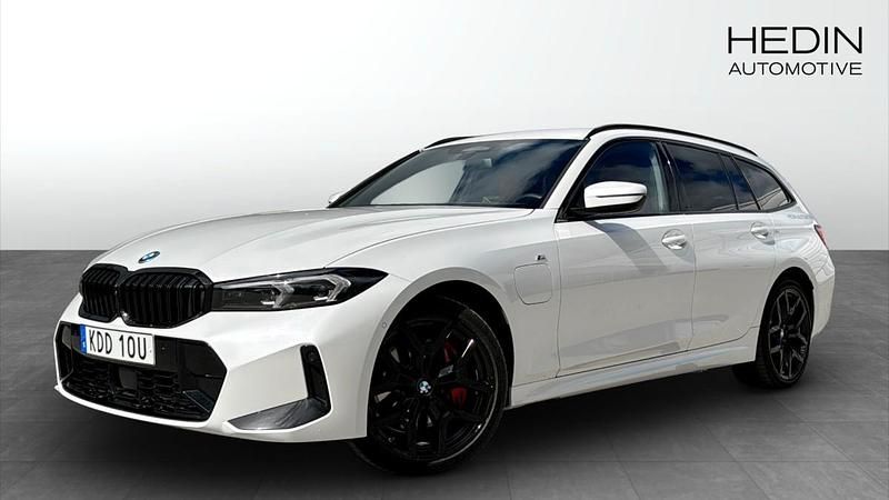 Vit (white) Begagnad 2024 BMW 330e M Sport Kombi | 598 700 kr (Dyr) - Bild 1/4