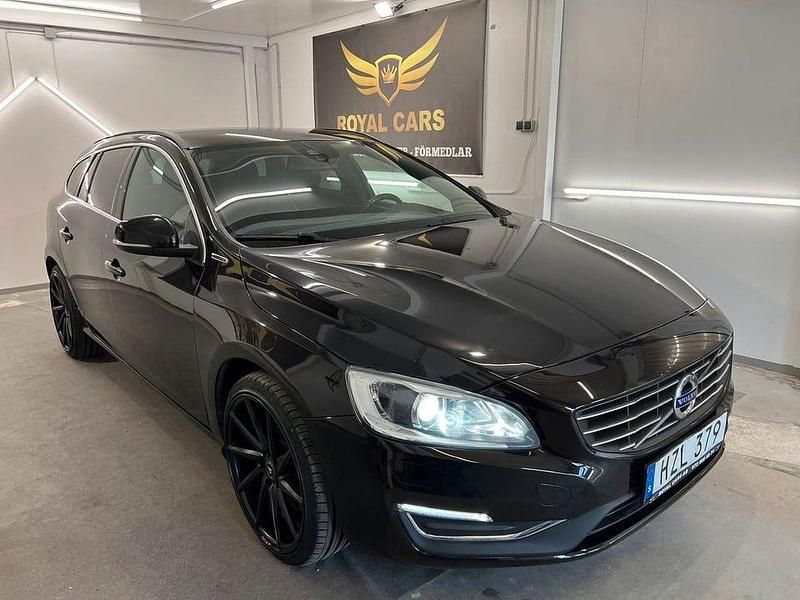 Svart Begagnad 2016 Volvo V60 Kombi | 159 990 kr (Marknadspris) - Bild 1/4