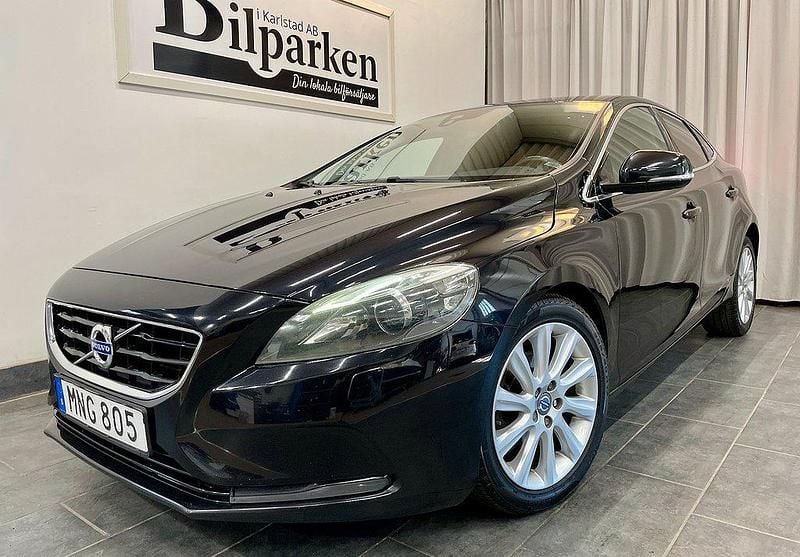 Svart Begagnad 2014 Volvo V40 Momentum Kombi | 139 900 kr (Marknadspris) - Bild 1/4