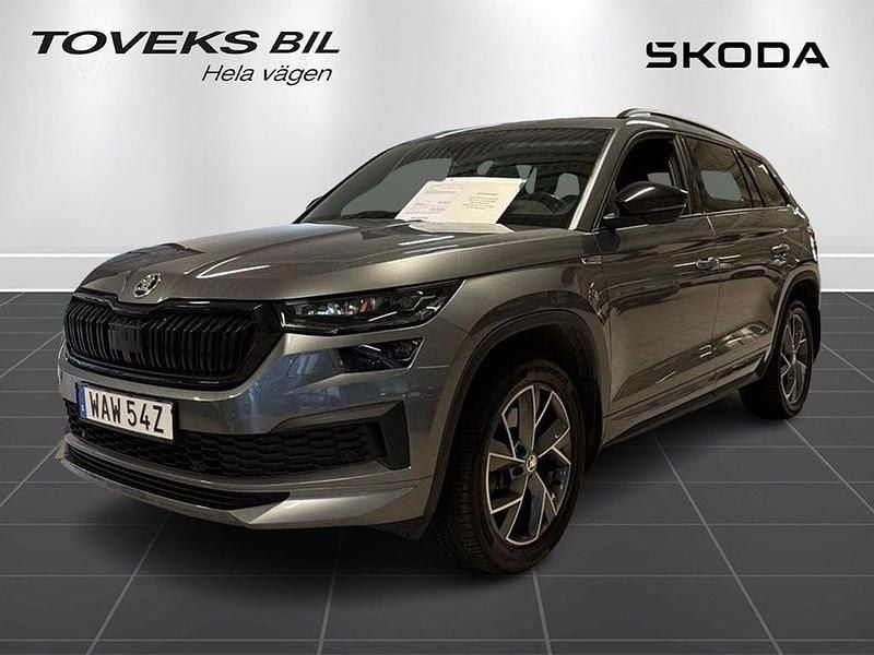 Grå (graphite grey metallic) Begagnad 2024 Skoda Kodiaq SportLine SUV | 429 900 kr (Marknadspris) - Bild 1/4