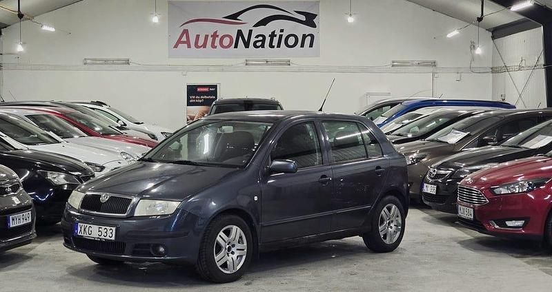 Grå Begagnad 2006 Skoda Fabia Halvkombi | 14 902 kr (Marknadspris) - Bild 1/4