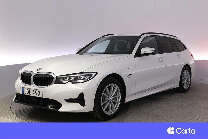 Vit Begagnad 2021 BMW 330e Sport Line Kombi | 303 900 kr - Bild 1/4