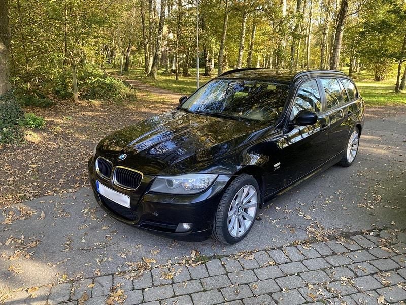 Svart Begagnad 2012 BMW 320 Kombi | 89 000 kr (Bra pris) - Bild 1/4