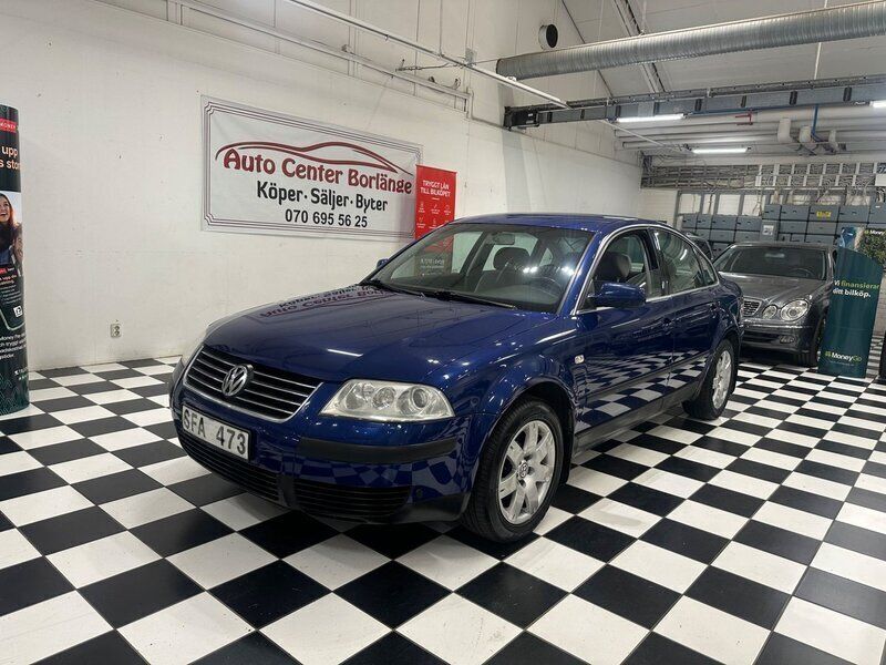Mörkblå Begagnad 2000 VW Passat Comfortline Sedan | 19 900 kr - Bild 1/4