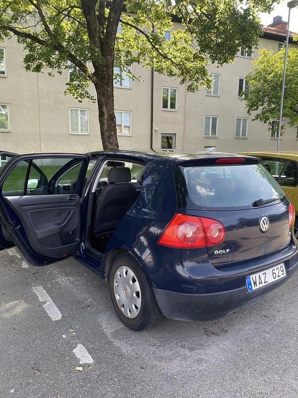 Blå Begagnad 2005 VW Golf IV Trendline Halvkombi | 26 000 kr (Marknadspris) - Bild 1/4