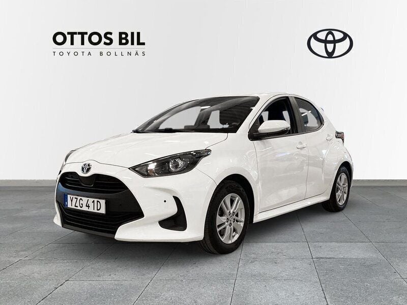 Vit Begagnad 2022 Toyota Yaris Hybrid Comfort Halvkombi | 224 000 kr (Marknadspris) - Bild 1/4
