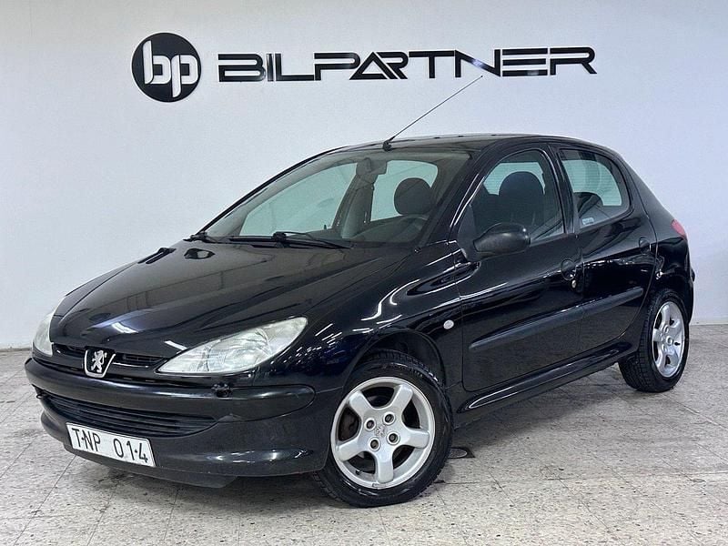 Svart Begagnad 2002 Peugeot 206 Halvkombi | 19 900 kr (Lite dyr) - Bild 1/4