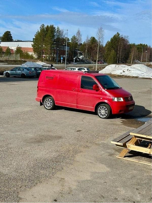 Röd Begagnad 2004 VW T5 Van | 35 000 kr (Superpris) - Bild 1/1