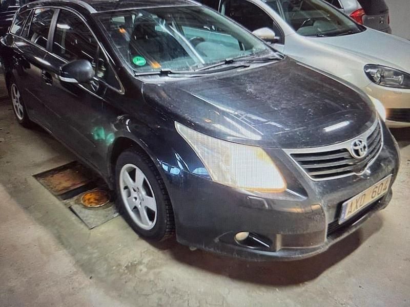 Svart Begagnad 2010 Toyota Avensis Business Edition Kombi | 79 900 kr (Marknadspris) - Bild 1/4