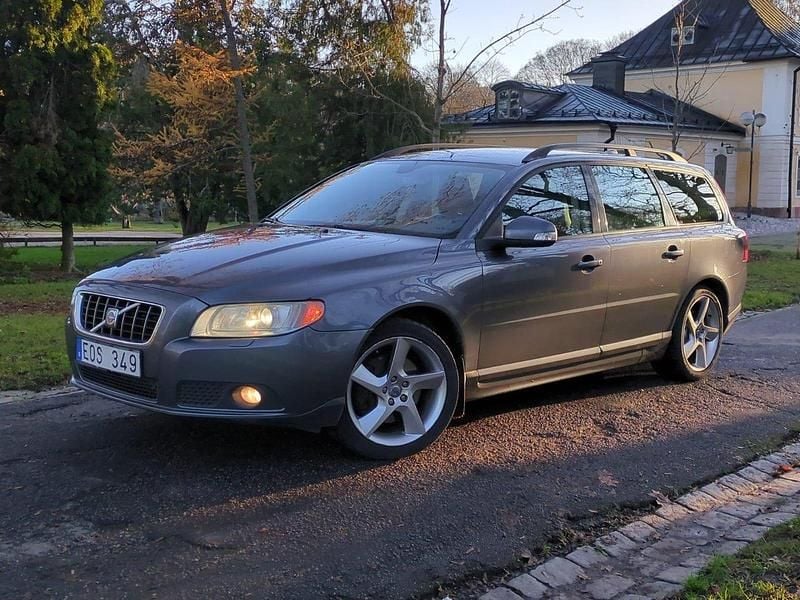 Grå Begagnad 2008 Volvo V70 Momentum Kombi | 49 900 kr (Marknadspris) - Bild 1/4