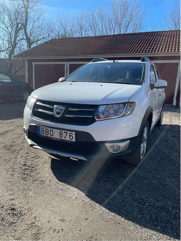 Vit Begagnad 2014 Dacia Sandero Stepway Halvkombi | 46 500 kr (Bra pris) - Bild 1/4
