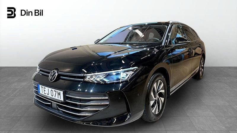 Svart Begagnad 2024 VW Passat Business Kombi | 349 900 kr (Marknadspris) - Bild 1/4