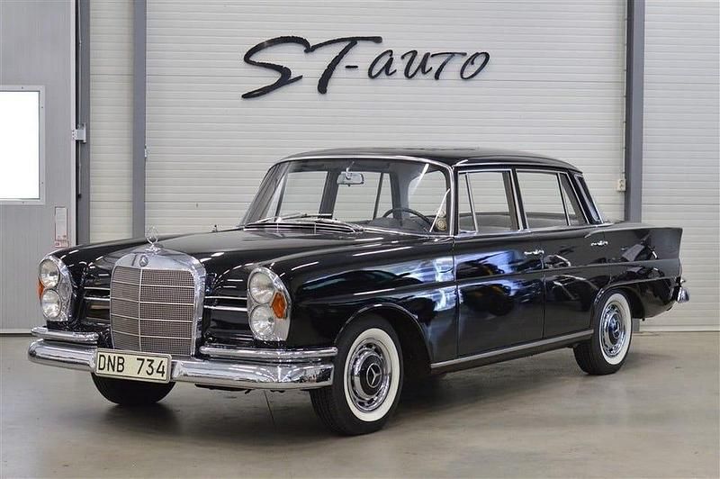 Svart Begagnad 1963 Mercedes 220 Sedan | 299 900 kr - Bild 1/4