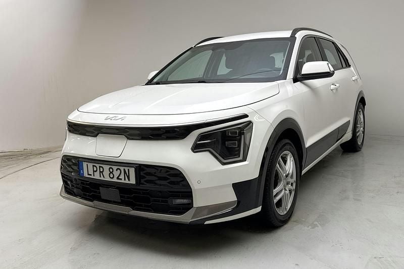 Vit Begagnad 2023 Kia e-Niro SUV | 219 000 kr (Superpris) - Bild 1/4