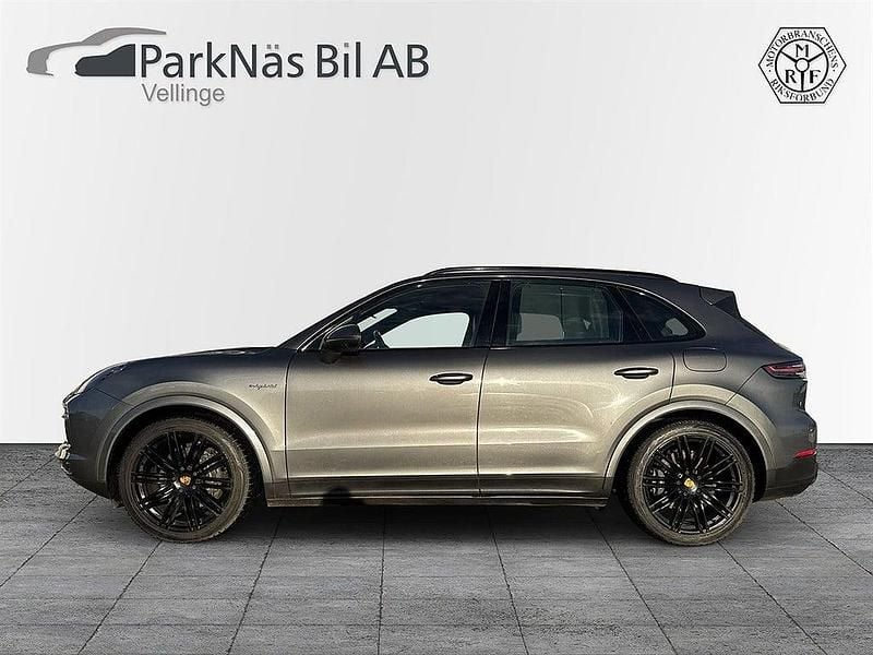 Grå Begagnad 2019 Porsche Cayenne SUV | 719 900 kr (Dyr) - Bild 1/4