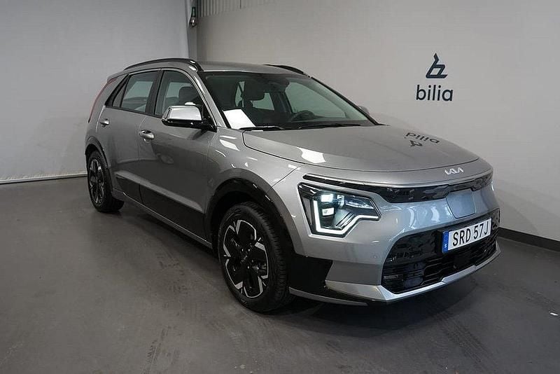 Grå Begagnad 2023 Kia e-Niro SUV | 359 900 kr (Lite dyr) - Bild 1/4