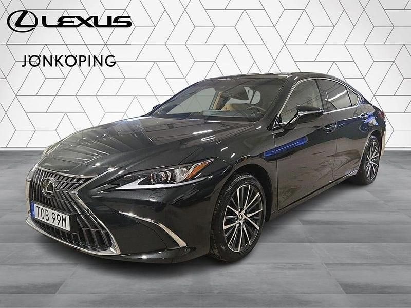 Svart Begagnad 2025 Lexus ES300H Limited Edition Sedan | 469 900 kr (Marknadspris) - Bild 1/4