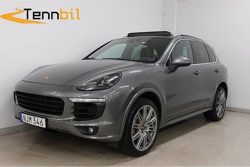 Mörkgrå Begagnad 2016 Porsche Cayenne S Chrono SUV | 369 900 kr (Superpris) - Bild 1/4