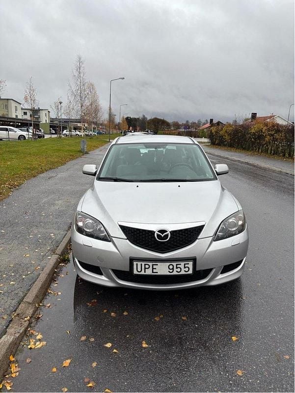 Silver Begagnad 2003 Mazda 3 Inclusive Halvkombi | 10 000 kr (Superpris) - Bild 1/4