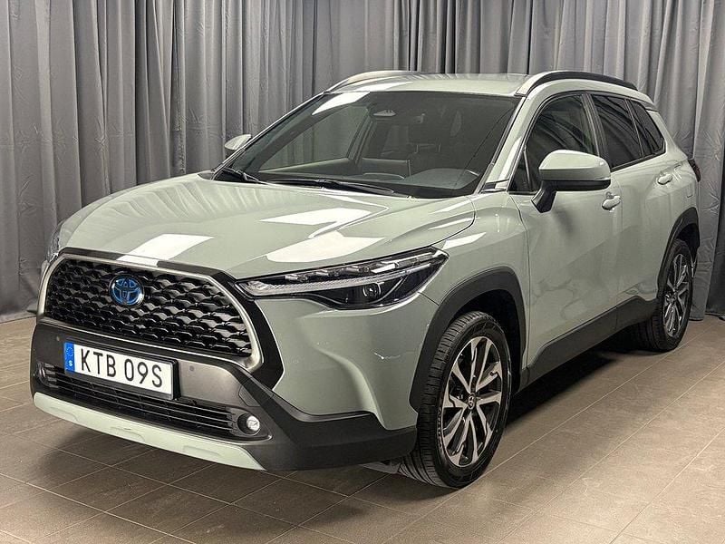 Grön Begagnad 2023 Toyota Corolla Cross SUV | 364 900 kr (Marknadspris) - Bild 1/4